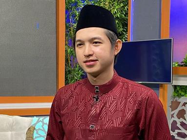 Ustaz Dennis Lim kini kerap muncul di televisi usai perjalanan spiritualnya menjadi sorotan. Pemilik nama Lin Zun Fu itu memiliki pengalaman yang kelam sebelum hijrah. Perjalanan tersebut berawal ketika dirinya mencari peruntungan hidup dengan menjalani karier di bagian IT sebuah kasino di Thailand, tahun 2014 lalu. (Liputan6.com/IG/@kohdennislim)