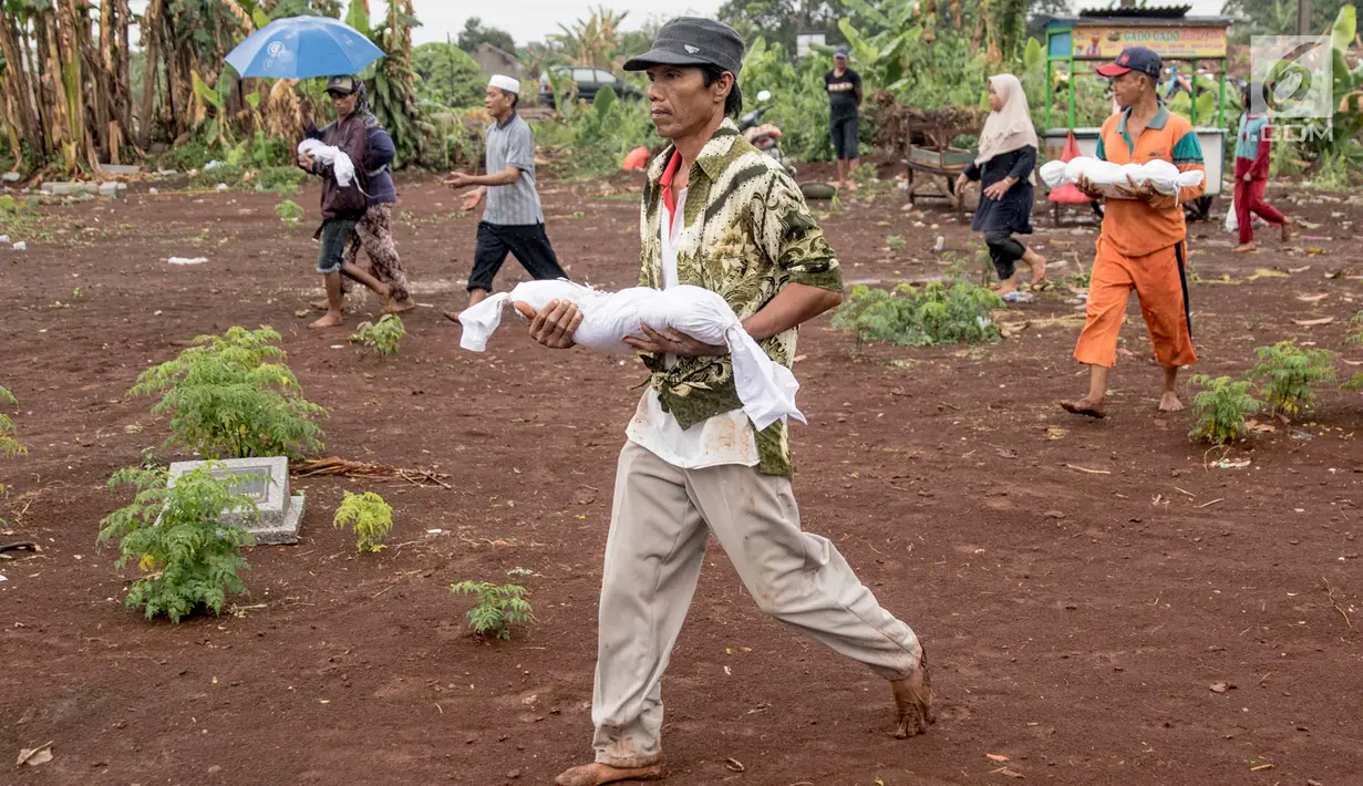 Panitia bersama keluarga pemilik makam memindahkan jenazah di TPU Grogol, Depok, Jawa Barat, (20/9). 525 makam di TPU tersebut dibongkar dan dipindahkan ke lokasi baru karena dilewati rencana pembangunan jalan tol Desari. (Liputan6.com/Immanuel Antonius)
