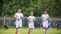 Penyerang Sulut United I Made Adi Wirahadi (kiri), gelandang Bali United M. Taufiq (tengah), dan Fadil saat melakukan jogging usai kursus kepelatihan lisensi C AFC hari pertama di Lapangan Yoga Perkanthi, Jimbaran (11/12/2020). (Bola.com/Maheswara Putra)
