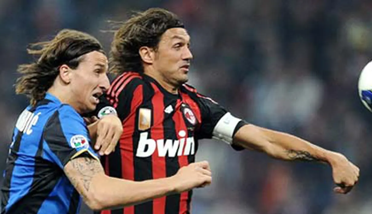 AC Milan's Paolo Maldini fights for the ball with Inter Milan's Zlatan Ibrahimovic during their Serie A match at Milan's San Siro Stadium on September 28, 2008. AFP PHOTO/Filippo MONTEFORTE