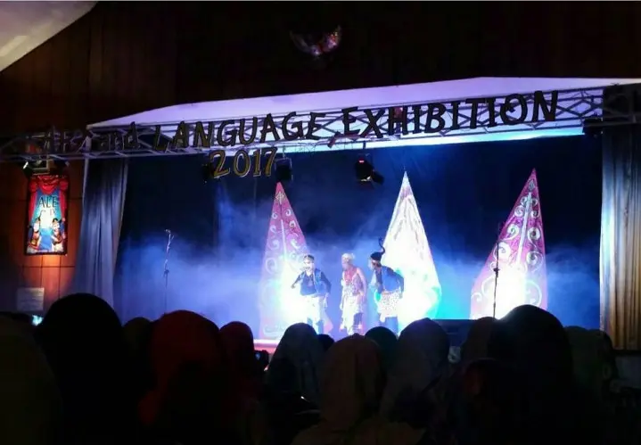 Pertunjukan Art and Language Exhibition 2017 oleh mahasiswa program khusus kelas internasional Institut Islam Negeri (IAIN) Salatiga | via: goodnewsfromindonesia.id