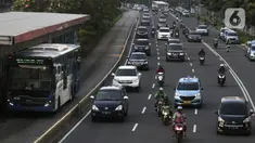 Kendaraan melintasi Jalan Jenderal Sudirman, Jakarta, Jumat (15/5/2020). Ditlantas Polda Metro Jaya menyatakan dalam beberapa hari terakhir mulai terjadi peningkatan volume kendaraan yang diduga karena banyak perkantoran yang sudah tidak menerapkan work from home (WFH). (Liputan6.com/Johan Tallo)
