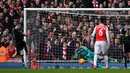 Striker Leicester City, Jamie Vardy, mencetak gol melalui penalti ke gawang Arsenal dalam laga Liga Inggris di Stadion Emirates, London, Minggu (14/2/2016). (AFP/Glyn Kirk)