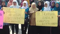 Guru honorer di Garut memilih demo daripada mengajar siswa (Liputan6.com/Jayadi Supriadin)