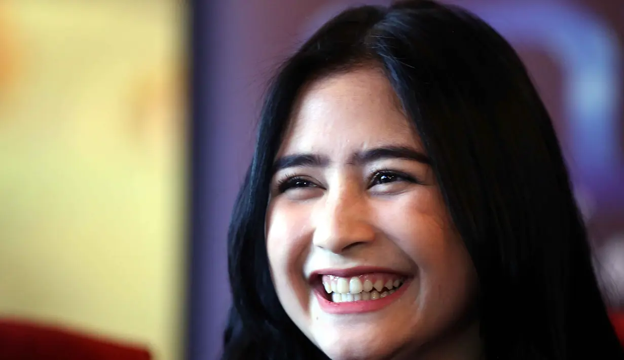 Berbeda dari sebelumnya, kelanjutannya film ini lebih menggali karakter Risa yang diperankan oleh Prilly. Begitu juga konflik yang harus dihadapi Risa bersama teman-temannya. (Nurwahyunan/Bintang.com)