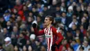 Pemain Atletico Madrid, Antoine Griezmann  merayakan golnya ke gawang Real Madrid pada lanjutan La Liga Spanyol pekan ke-26 di Stadion Santiago Bernabeu, Sabtu (27/2/2016) Malam WIB. (REUTERS/Sergio Perez)