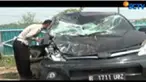 Kendaraan masuk ke jalur berlawanan dan sempat terguling sebelum ditabrak sebuah minibus dari arah berlawanan hingga hancur.