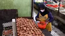 Pembeli memilih telur ayam di Pasar Kelapa Dua, Kabupaten Tangerang, Banten, Rabu (29/12/2021). Meroketnya harga telur ayam di sejumlah wilayah jelang pergantian tahun dipicu oleh harga pakan yang tinggi. (Liputan6.com/Angga Yuniar)