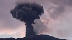 Gunung Marapi memuntahkan material vulkanik dari kawahnya saat terjadi letusan di Agam, Sumatera Barat, Indonesia, Minggu, 14 Januari 2024. (AP Photo/Givo Alputra)
