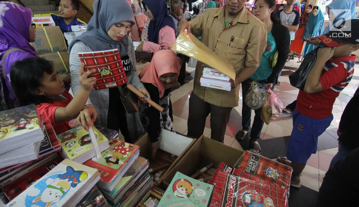 Sejumlah warga membeli perlengkapan sekolah di Pasar Kebayoran Lama, Jakarta, Rabu  (5/7). Menjelang tahun ajaran baru permintaan perlengkapan sekolah meningkat. (Liputan6.com/Angga Yuniar)