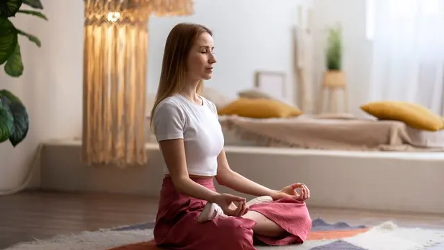 Seorang perempuan melakukan meditasi secara mandiri di rumah (Foto Dok: Freepik/freepik)