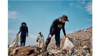 Jeno dan Jaemin NCT Dream bersama Pudori di gunung Sampah Bantar Gebang (Sumber: gnblog)