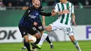 Aksi pemain Inter Milan, Borja Valero pada leg 1, 32 besar Liga Europa yang berlangsung di stadion Allianz, Wina, Jumat (15/2). Inter Milan menang 1-0 atas Rapid Wina. (AFP/Joe Klamar)