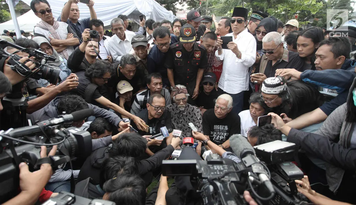 Kakak kandung Yon Koeswoyo, Nomo Koeswoyo dan Bassis Koes Plus Yok Koeswoyo memberi keterangan kepada awak media usai mengantarkan jenazah Yon Koeswoyo  dimakamkan di TPU Tanah Kusir, Jakarta Selatan, Sabtu (6/1). (Liputan6.com/Arya Manggala)