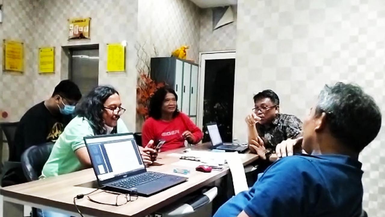 Lima Jurnalis saat melaporkan kejadian penganiayaan di Mapolrestabes Surabaya. (Dian Kurniawan/Liputan6.com)