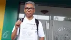 Buni Yani menunjukkan surat permohonan praperadilan di PN Jakarta Selatan, Senin (5/12). Sebelumnya, Buni Yani ditetapkan sebagai tersangka dugaan kasus penyebaran informasi yang menimbulkan permusuhan berdasarkan SARA. (Liputan6.com/Helmi Fithriansyah)