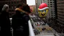 Tokoh animasi kartun Sponge Bob Squarepants melayang di atas jalanan Manhattan di New York selama parade tahunan Macy's Thanksgiving Day ke-90, Kamis (24/11). Biasanya acara ini dimulai pukul 09.00 pagi pada Hari Pengucapan Syukur. (REUTERS/Saul Martinez)