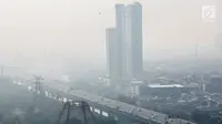 Penampakan polusi udara di langit Jakarta Utara, Senin (29/7/2019). Kualitas udara Jakarta pagi ini berada pada posisi tidak sehat. (Liputan6.com/Faizal Fanani)