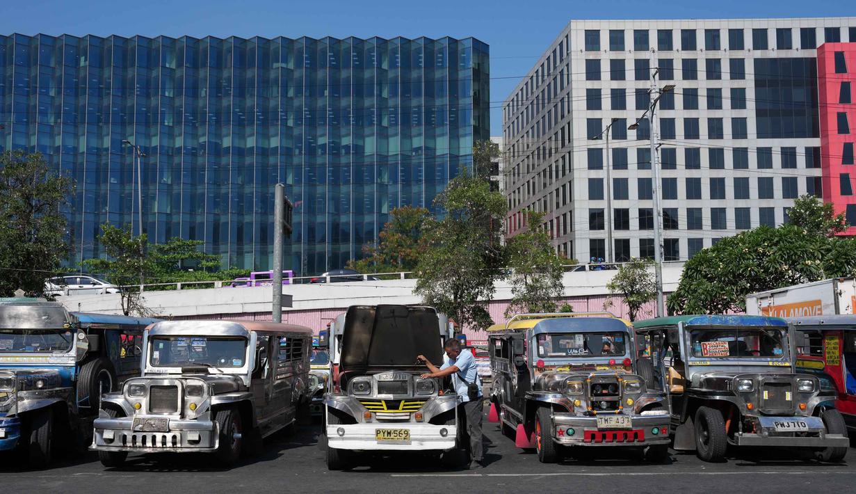 Langkah ini diambil agar pasokan bahan bakar tetap lancar, cukup, dan mudah diakses oleh masyarakat, terutama bagi sektor-sektor yang paling terdampak kenaikan harga minyak dunia. Tampak dalam foto, seorang pengemudi memeriksa jeepney penumpangnya saat menunggu giliran di terminal kota Pasay, Filipina, pada Senin, 23 Maret 2026. (AP Photo/Aaron Favila)