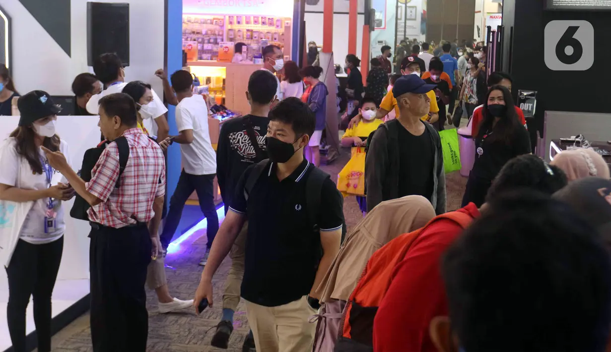Pengunjung memadati area Jakarta Fair 2022 (JFK 2022) atau Pekan Raya Jakarta (PRJ) pada hari pertama pembukaan di JIEXpo Kemayoran, Jakarta Pusat, Kamis (9/6/2022). Jakarta Fair 2022 akan berlangsung pada 9 Juni hingga 17 Juli 2022. (Liputan6.com/Herman Zakharia)