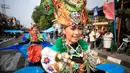 Pemuda pemudi kenakan busana unik selama ikuti pawai budaya nusantara mendukung gerakan pencegahan paham radikal terorisme di Maliboro, Yogyakarta, (29/10/2015). Acara yang di gelar BNPT juga membagikan buku bahaya terorisme. (Boy T Harjanto)