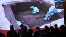 Pengunjung menyaksikan tayangan langsung secara daring tentang penggalian sebuah gua ritual dalam upacara pembukaan pameran khusus Reruntuhan Sanxingdui prasejarah yang digelar di Museum Universitas Shanghai, Shanghai, China timur, pada 21 November 2020. (Xinhua/Ren Long)