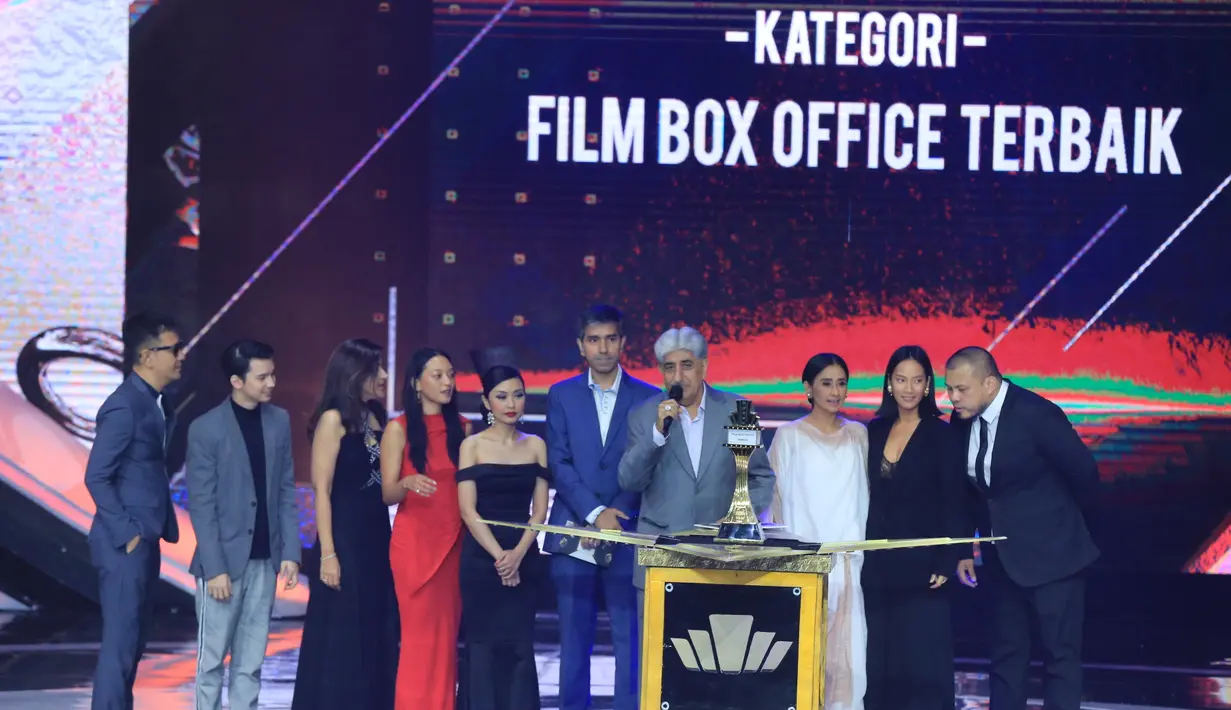 Film ini mengalahkan sederet film lainnya seperti Danur: I Can See Ghost, Surga Yang Tak Dirindukan 2, Susah Sinyal, Warkop DKI Reborn: Jangkrik Boss Part 2, sebagai Film Box Offce terbaik. (Adrian Putra/Bintang.com)