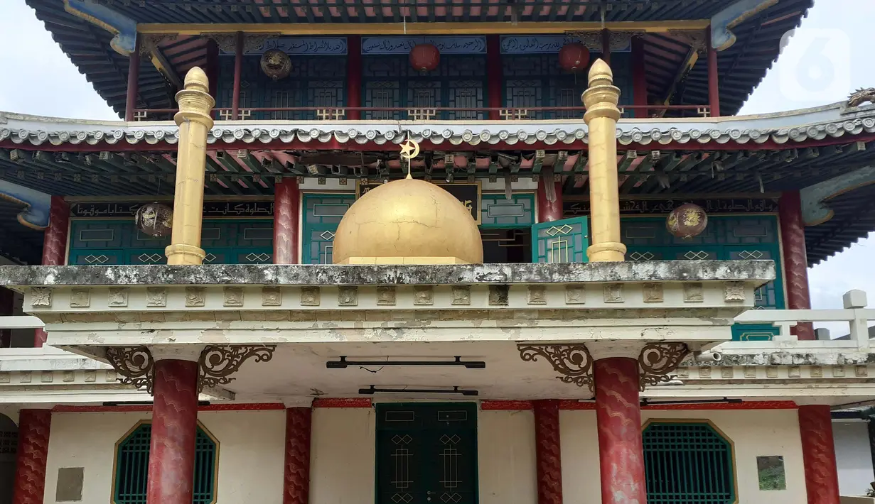 Kondisi Masjid Jami Tan Kok Liong di Kampung Bulak Rata, Cibinong, Kab Bogor, Jabar, Senin (4/5/2020). Masjid yang memiliki arsitektur seperti kelenteng tersebut dibangun pada 2005 lalu oleh M Ramdhan Effendi atau Anton Medan, saat ini kondisinya memprihatinkan. (Liputan6.com/Helmi Fithriansyah)