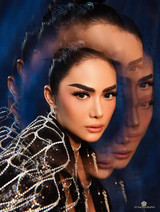 Tatanan rambut high bun dari hairstylist @emma.184a memberi kesan fierce pada tampilan grandmi ini. [Foto: IG/fdphotography90].