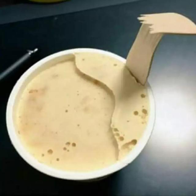 6 Momen Apes Saat Makan Es Krim, Gagal Kembalikan Mood Bahagia