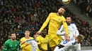 Duel udara yang dilakukan Olivier Giroud pada leg kedua, babak 16 besar Liga Europa yang berlangsung di Stadion Stamford Bridge, London, Jumat (15/3). Chelsea menang 5-0 atas Dynamo Kiev. (AFP/ Sergei Supinski)