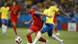 Gelandang Belgia, Eden Hazard, berusaha melewati gelandang Brasil, Fernandinho, pada laga perempat final Piala Dunia di Kazan Arena, Kazan, Jumat (6/7/2018). Belgia menang 2-1 atas Brasil. (AP/Francisco Seco)