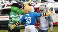 Maskot Persib Bandung, Prabu dan Maskot Persebaya Surabaya, Jojo dan Zoro saling berpelukan jelang laga Persib Bandung kontra Persebaya Surabaya (Bola.com/Aditya Wany)