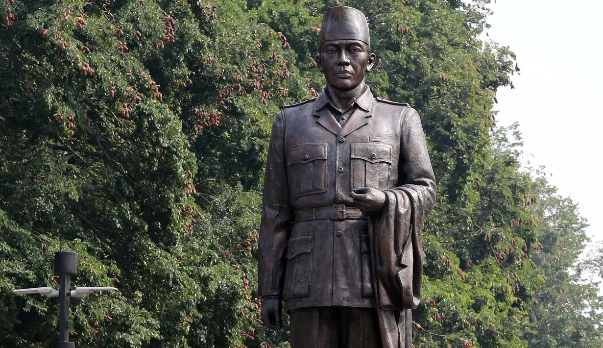 Patung Presiden RI 1 Soekarno berdiri di depan Pintu 5 GBK, Jakarta, Rabu (11/7). Pemasangan Patung tersebut dilakukan jelang perhelatan bergengsi Asian Games pada 18 Agustus 2018 di Jakarta dan Palembang. (Liputan6.com/Johan Tallo)