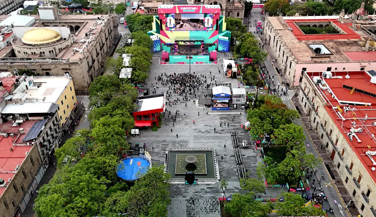 Pemandangan udara ini menunjukkan instalasi FIFA Fan Fest Guadalajara di Plaza de la Liberacion di Guadalajara, Meksiko, Selasa 9 Juni 2026, menjelang pembukaan turnamen sepak bola Piala Dunia 2026. (Ulises RUIZ/AFP)