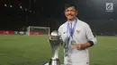 Pelatih Timnas Indonesia, Indra Sjafri merayakan gelar juara Piala AFF U-22 2019 setelah mengalahkan Thailand pada laga final di Stadion National Olympic, Phnom Penh, Selasa (26/2). Indonesia menang 2-1 atas Thailand. (Bola.com/Zulfirdaus Harahap)