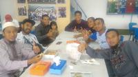 Pemain Sriwijaya FC saat mendatangi restoran milik striker Persib, Tantan. (Bola.com/Dok. Pribadi/Riskha Prasetya)