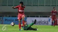 Bek PSM Makassar, Asnawi Mangkualam Bahar melompat menghindari tekel pemain PS TNI di lanjutan LIga 1 Indonesia di Stadion Pakansari, Cibinong, Kab Bogor, Senin (15/5). PSM Makassar kalah 1-2 dari PS TNI. (Liputan6.com/Helmi Fithriansyah)