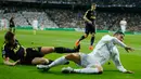 Pemain Real Madrid, Cristiano Ronaldo dan pemain Tottenham Hotspur, Jan Vertonghen terjatuh selama laga lanjutan fase Grup H Liga Champions di Santiago Bernabeu, Selasa (17/10). Madrid berbagi angka dengan Tottenham 1-1.  (AP/Francisco Seco)