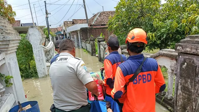 Evakuasi dalam banjir di Jatim. (Foto: Liputan6.com/Dian Kurniawan)