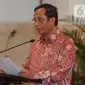 Menko Polhukam Mahfud Md memberikan paparan kepada para peserta Rapat Koordinasi Nasional Kebakaran Hutan dan Lahan 2020 di Istana Negara, Jakarta, Kamis (6/2/2020). Mahfud Md mengklaim luas kebakaran hutan pada 2019 berkurang hingga 1,5 juta hektare dibanding pada 2015. (Liputan6.com/Faizal Fanani)