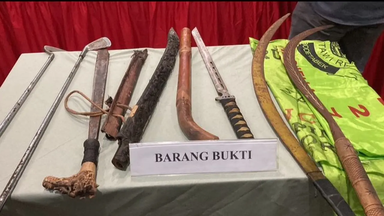 Pembongkaran posko ormas Forum Betawi Rempug (FBR) di kawasan Volvo, Pejaten Timur, Pasar Minggu, Jakarta Selatan, petugas menemukan sejumlah barang bukti berupa senjata tajam (sajam) hingga benda tumpul. (Merdeka.com/Nur Habibie)