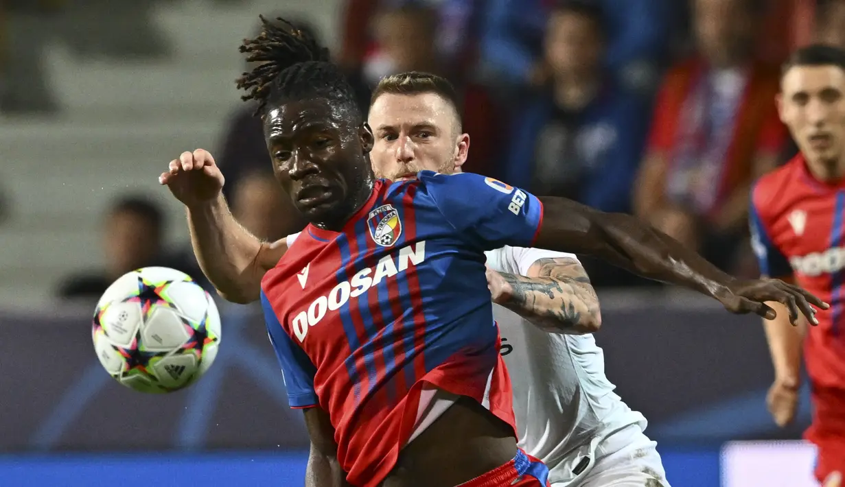 Bek Inter Milan Slovakia Milan Skriniar (belakang) berebut bola dengan penyerang Nigeria Viktoria Plzen Fortune Bassey pada matchday kedua Grup C di Doosan Arena Plzen, Selasa (13/9/2022).  Inter Milan sukses menumbangkan Viktoria Plzen dengan skor 2-0. (Photo by Joe Klamar / AFP)
