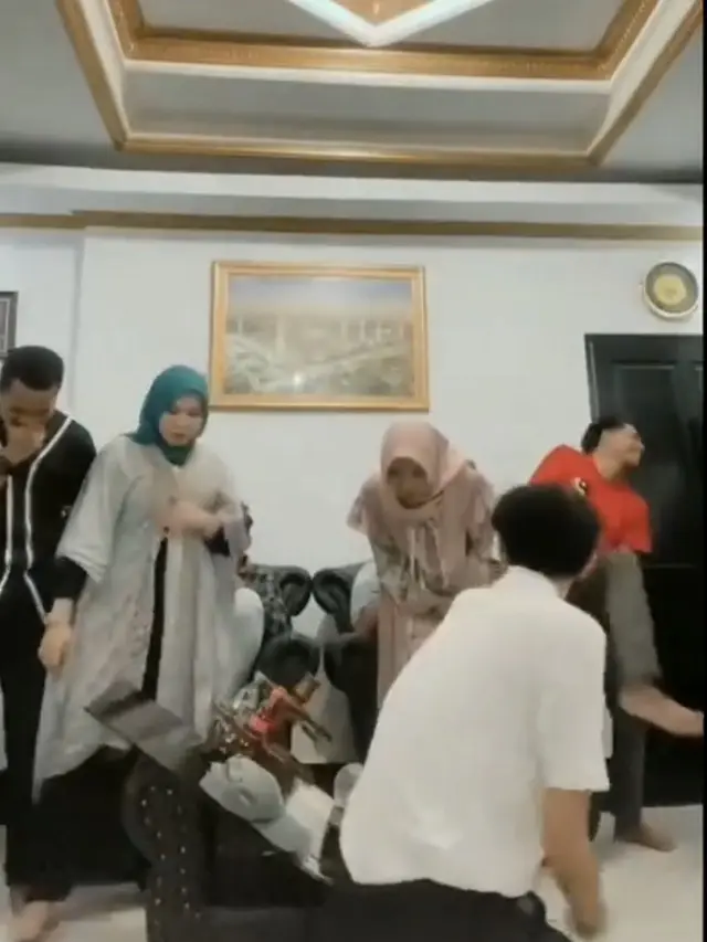 6 Potret Kejadian Lucu Lebaran 2024, Tingkah Bocil Meresahkan Bikin Tepuk Jidat