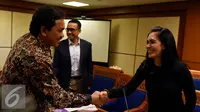 Ketua Pansus Pelindo II Rieke Diah Pitaloka (kanan) berjabat tangan dengan Achsanul Qosasi usai rapat di Jakarta, Kamis (22/10/2015). Pansus Pelindo meminta hasil audit BPK terhadap perusahaan  yang diduga merugikan negara. (Liputan6.com/Johan Tallo)
