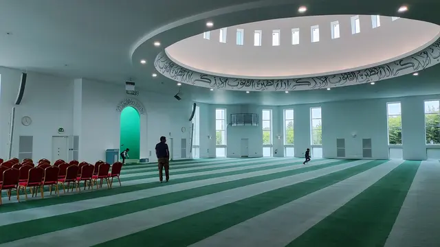 Bagian utama masjid. Baitul Futuh bisa menampung lebih dari 10 ribu jemaah salat (Liputan6/Elin Kristanti)