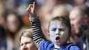 8. Seorang anak yang merupakan fans Leicester mewarnai wajahnya saat laga Liga Premier Inggris melawan Southampton di Stadion King Power, Minggu (3/4/2016). Leicester berhasil menang 1-0 atas Southampton. (Reuters/Carl Recine)