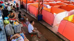 Tenda-tenda modular yang didirikan bagi kaum tunawisma guna menghentikan penyebaran COVID-19 terlihat di sebuah lapangan basket beratap di Manila, 23 Maret 2020. Jumlah kasus infeksi virus corona meningkat menjadi 501, menurut Otoritas kesehatan Filipina, pada Selasa (24/3). (Xinhua/Rouelle Umali)