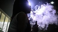 Pecinta Vape atau rokok elektrik sedang mencoba keunggulan alat dan rasa liquid di stand Vape Fair 2016 di Ecovention Hall Ancol, Jakarta, Minggu (27/11). (Liputan6.com/Faizal Fanani)