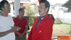 Citizen6, Lampung: Ketua Dewan Pimpinan Kabupaten (DPK) partai Keadilan dan Persatuan Indonesia (PKPI) Lampung Utara, Daran, BBA, saat memberikan keterangan Pers seputar program kerjanya usai pemilihan di Sekretariat PKPI, Sabtu (9/4). (Pengirim: Feaby Ha